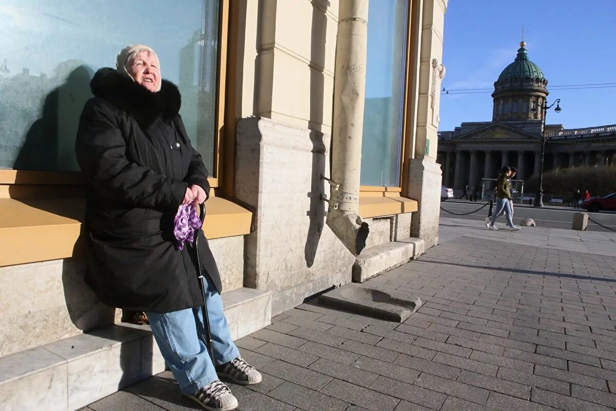 Пожилые петербуржцы. Пожилая петербурженка. Фото пожилых петербуржцев.