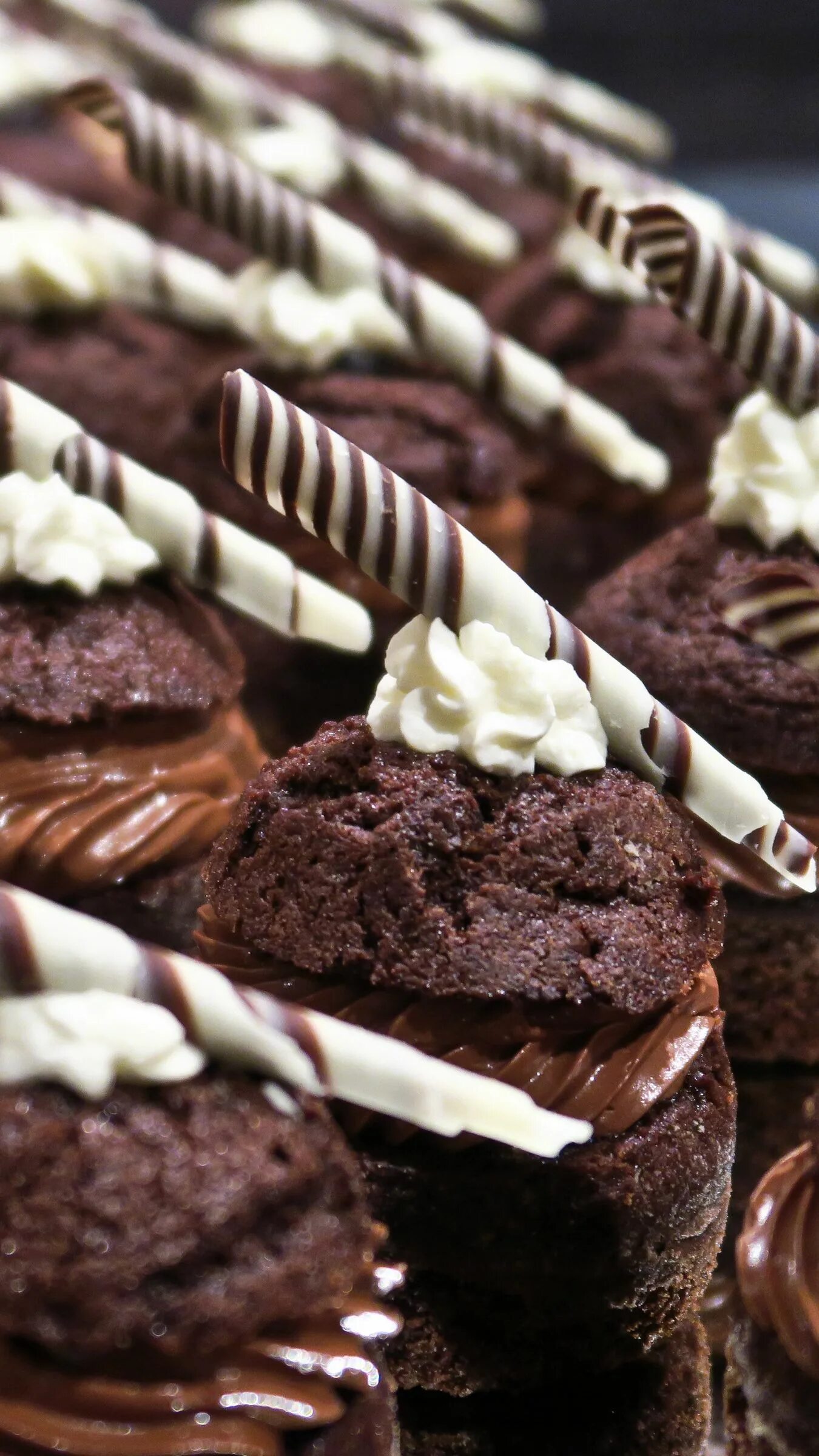 Кекс с черникой. Пирожное. Сладкие бутерброды. Малиновое пирожное. Торты пирожные печенье.