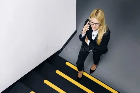 Поднимается снизу