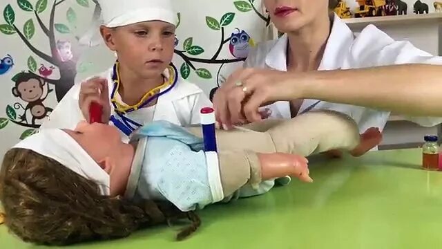 Дети играют в доктора, делающего уколы. Видео настоящих уколов