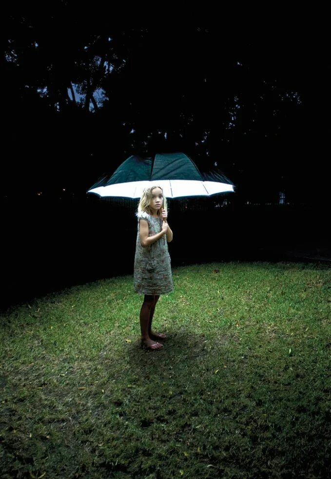 Фотосессия с зонтом со вспышкой. Девушка с зонтиком ночью. Фотосессия в лесу со светом. Свет под зонтом. Света зонтик