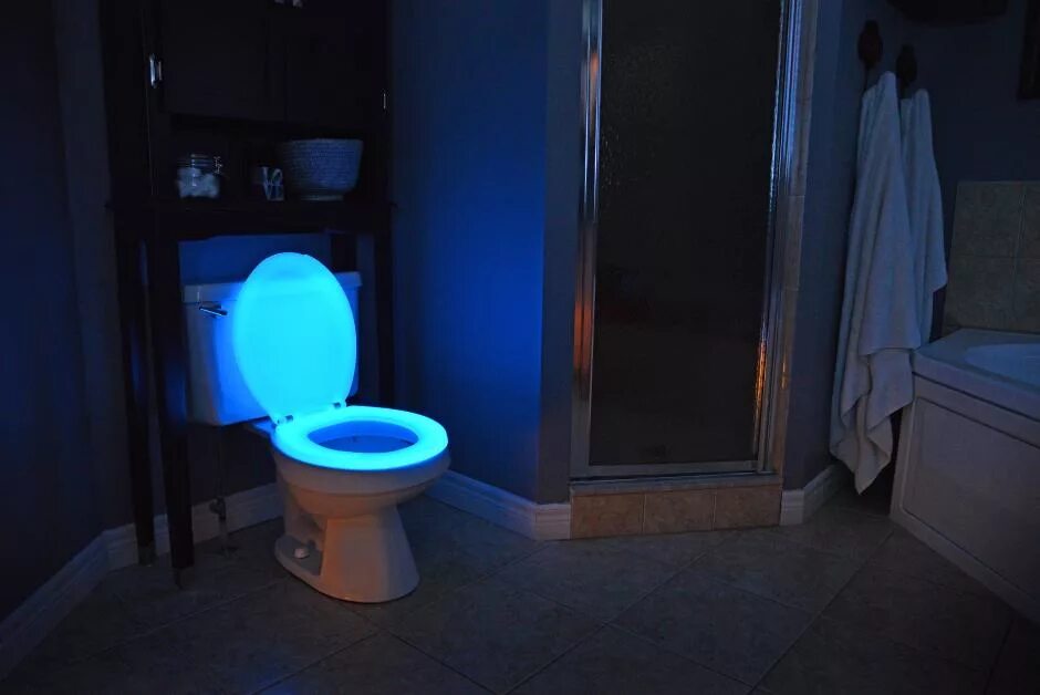 Ночью встал в туалет мужчина. Подсветка для унитаза. Туалет в темноте. Подсветка в туалете.
