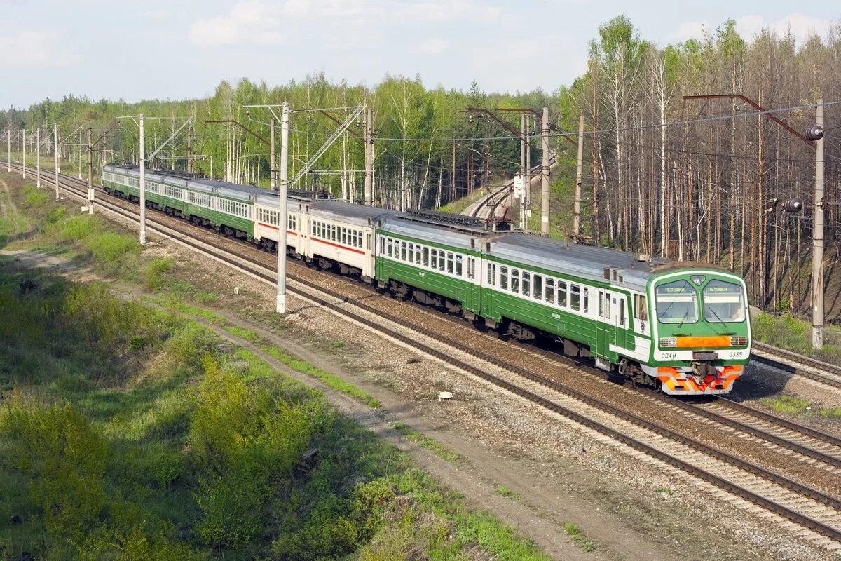 Зеленый поезд слова. Эд4м 0335. Электричка эд4м зеленая. Эд4м Орехово Зуево. Эд4м 335.