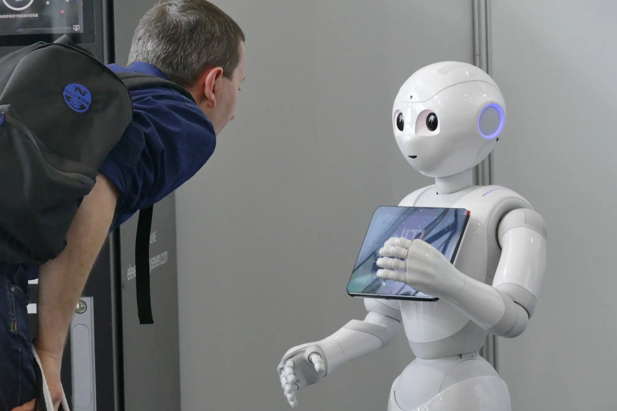 Робот. Роботы-помощники. Робот технологии. Робот ассистент. Технологии искусственного интеллекта и робототехники