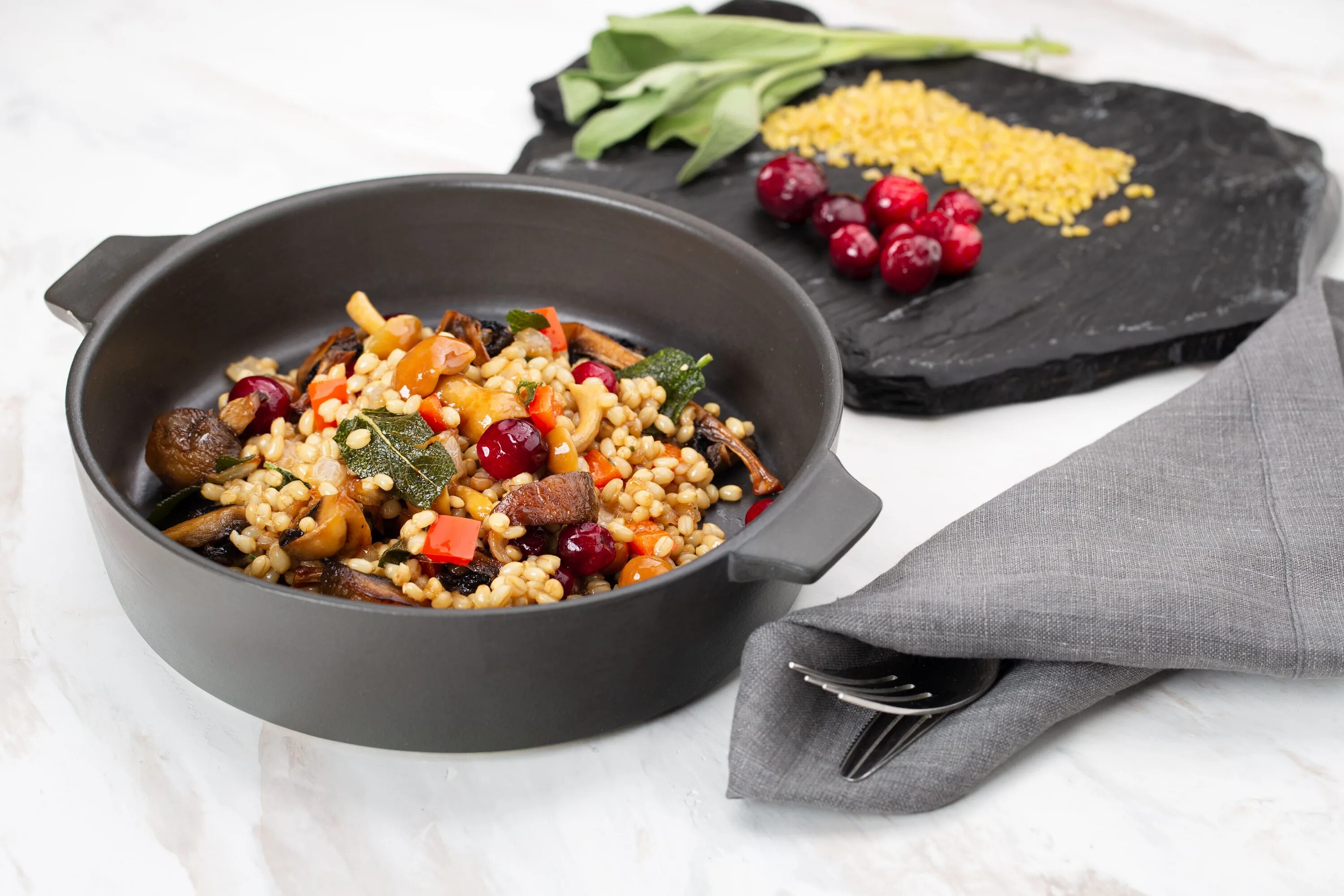 Плов из полбы. Плов из полбы. Плов из полбы с курицей. Полба с курицей и грибами. Булгур с фаршем.