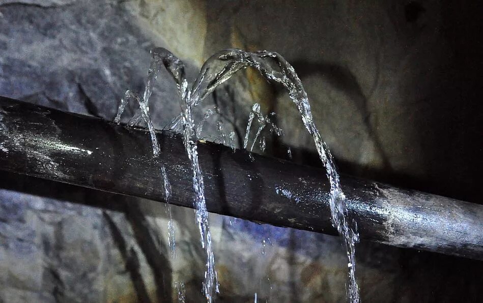 Течет вода слушать. Water leak. Leaking Water. High Pressure Water leakage. Авария сантехника.