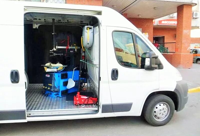Fiat ducato шиномонтаж. шинокофф мобильный шиномонтаж. пежо боксер выездной шиномонтаж. шиномонтаж на колесах 24. газель 2705 шиномонтаж.