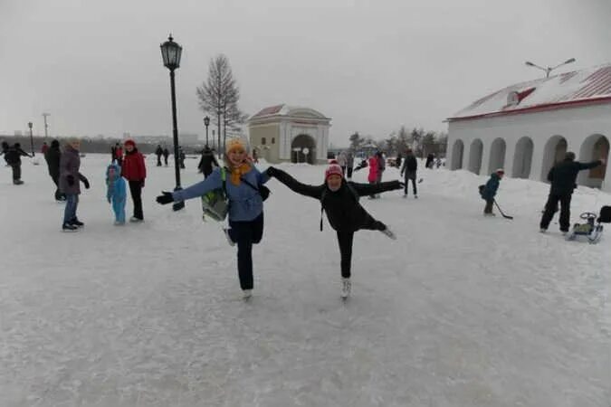 Каток новости. Омская крепость каток. Омск каток в центре. Омская крепость зима. Закрытый каток в Саратове.