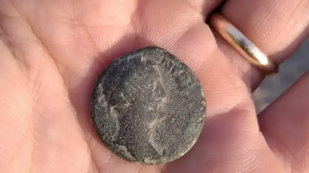 В случайном эксперименте симметричную монету. Случайно нашел монету. Монетка на улице. Случайно нашел монету. Случайно нашел монету.