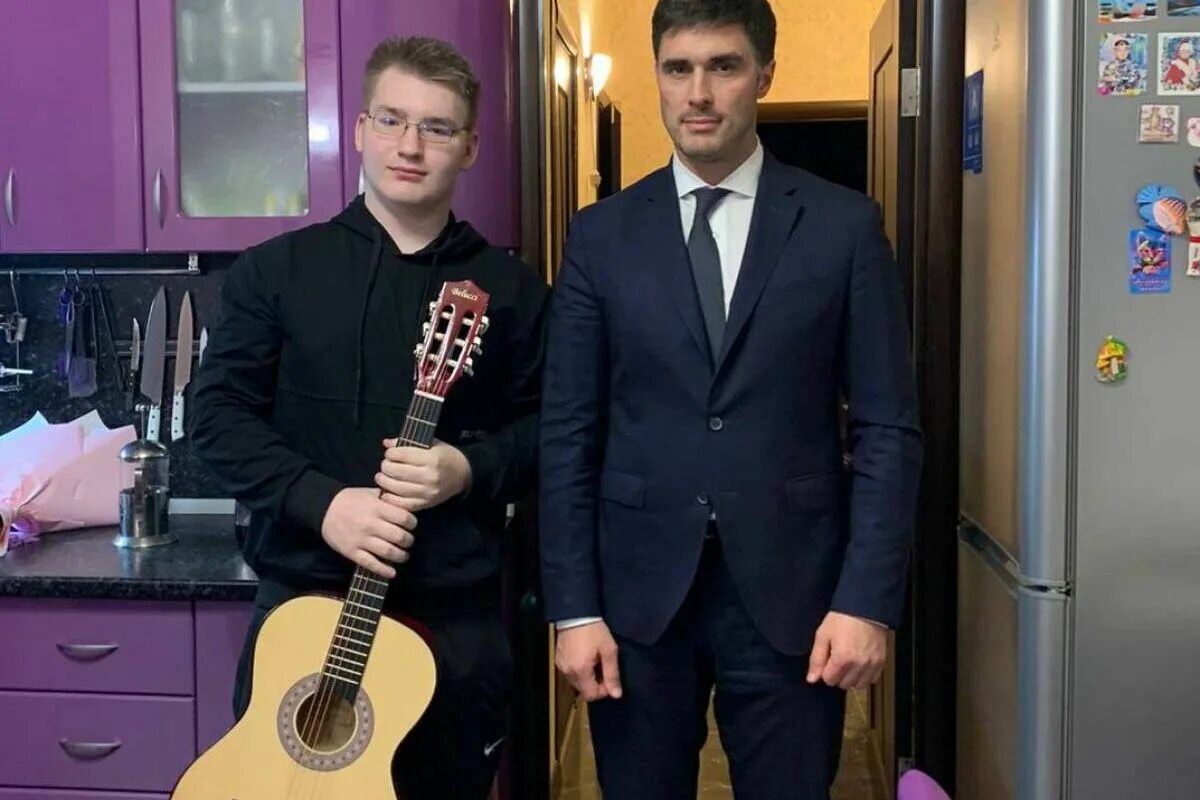 Депутаты подарили мясорубки. Сын депутата фото.