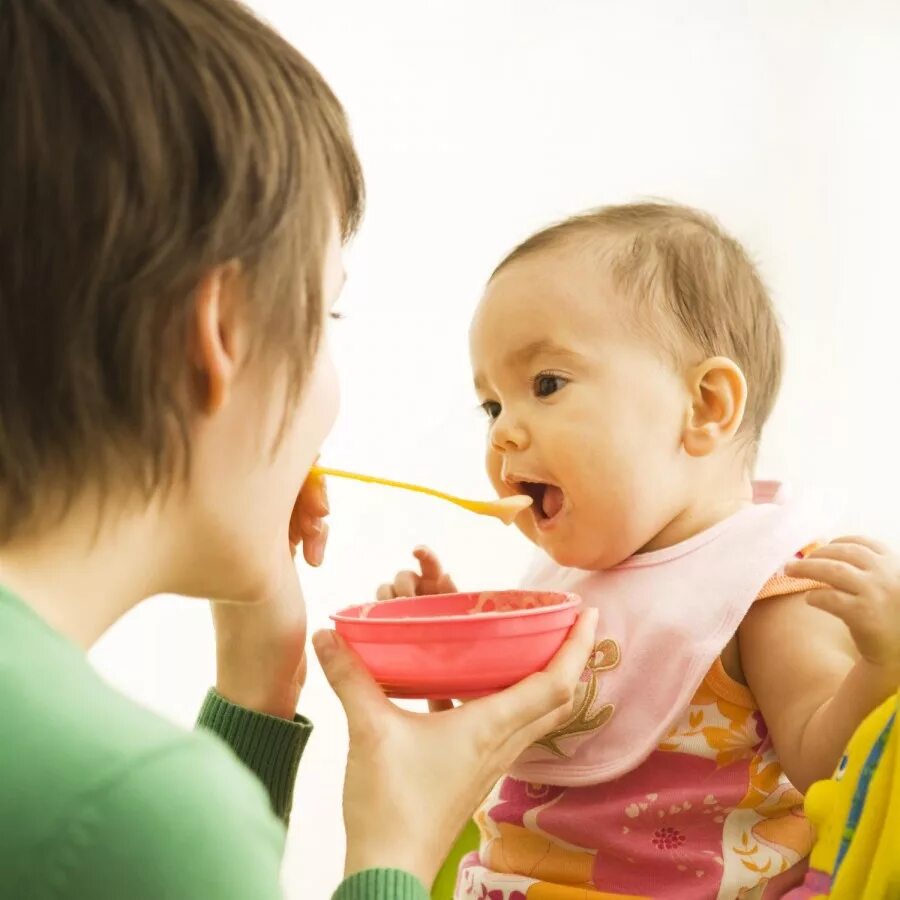 Питание детей. Ребенок кушает. Маленький ребенок ест. Еда для детей.