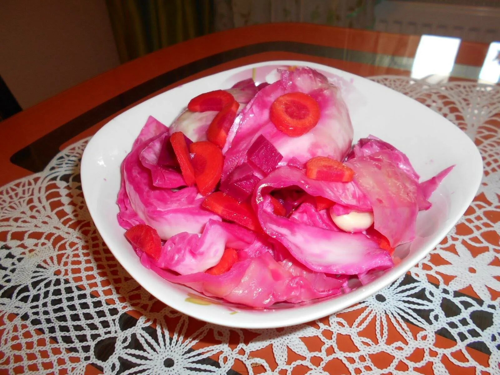 Капуста крупными кусками со свеклой быстрого приготовления. Капуста пелюстка со свеклой быстрого. капуста пелюстка со свеклой острая. пилюска острая. квашеная капуста красная кусками.
