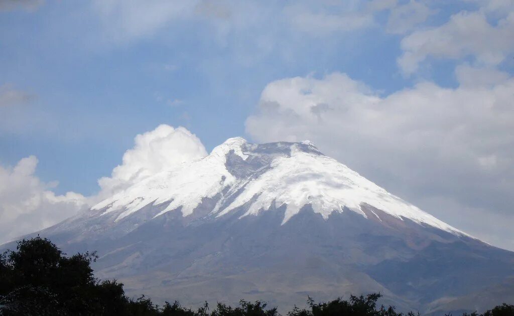 На каком материке находится вулкан котопахи. Южная Америка Котопахи. Вулкан Котопахи. Южная Америка вулкан Котопахи. Вулкан Котопахи высота.
