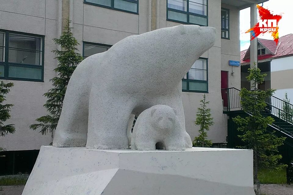Памятник белой Медведице в Норильске. Скульптурная композиция «медведь с рыбой» Салехард. Статуи белых медведей. Белый медведь скульптура.