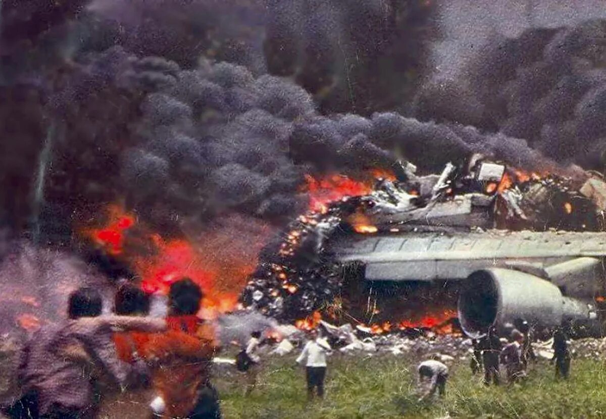 Историю про крушение. Авиакатастрофа Лос Родеос 1977. Тенерифе Лос Родеос катастрофа. Столкновение Боингов 747 на Тенерифе. Столкновение в аэропорту Лос-Родеос 1977.