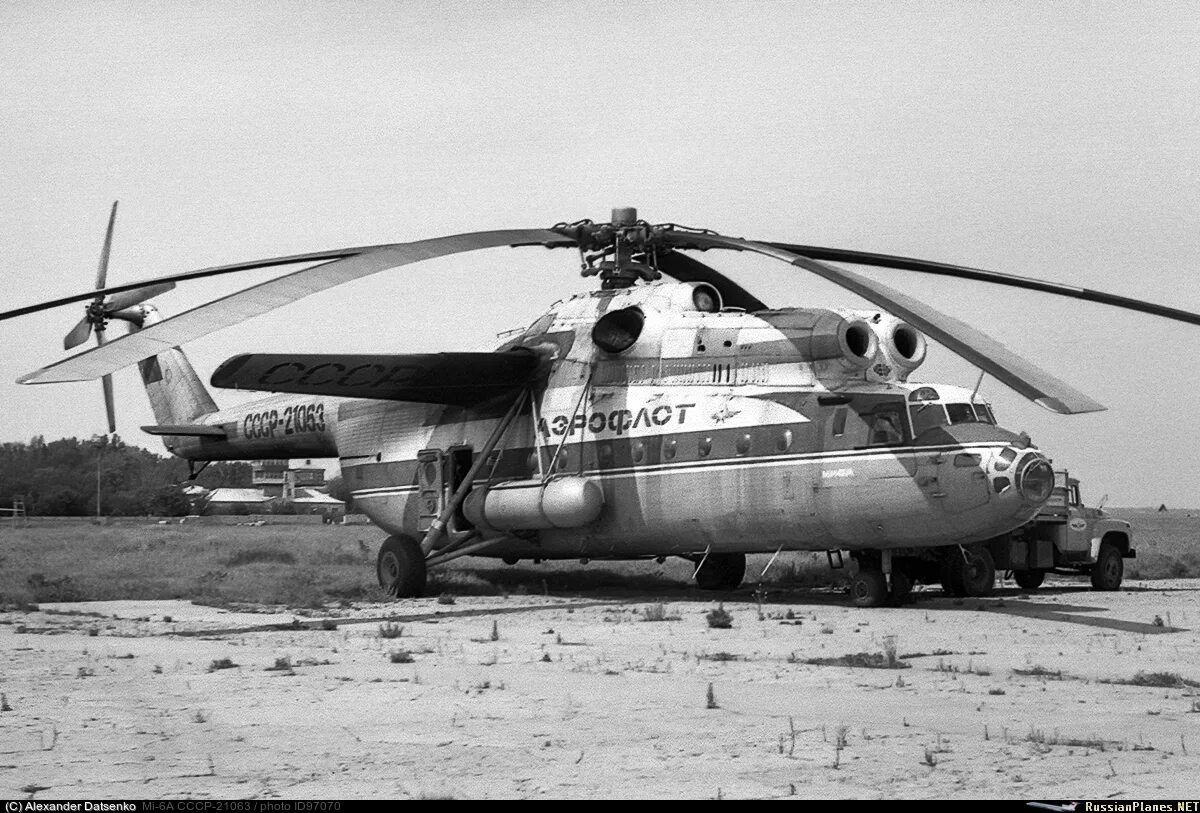 Ми 6 песня. Ми-6 вертолёт. Ми-6 вертолёт вертолёты СССР. Вертолет ми-6 в Аэрофлоте СССР. Ми-6 первый полет.