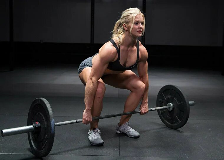 Тяга штанги девушки. Становая тяга. девочка со штангой. тяга девушки. кроссфит тренировки.