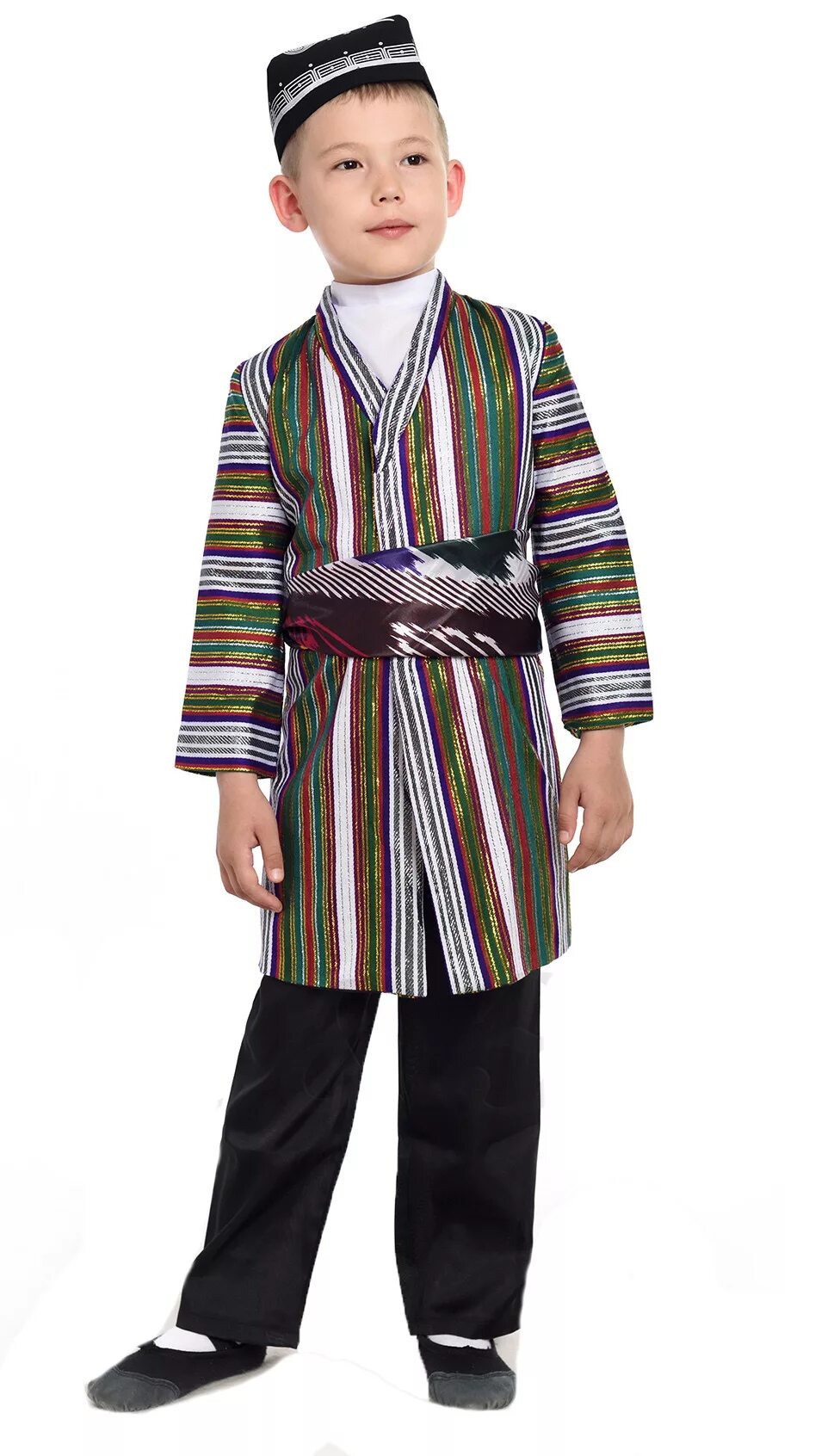 Детская национальная одежда. Узбедскийкостюм для мальчика. Узбекский национальный костюм для мальчика. Таджикский национальный костюм для мальчика. Мальчик в национальном костюме.