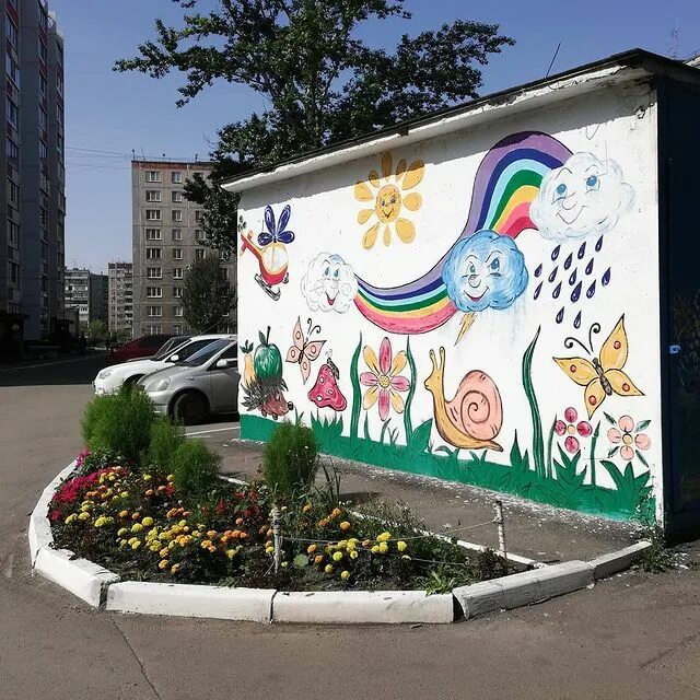 Щит дворы. Ямашева 19 двор казань. Щит дворы. Обшарпанные дворы колодцы питера. Щит дворы.