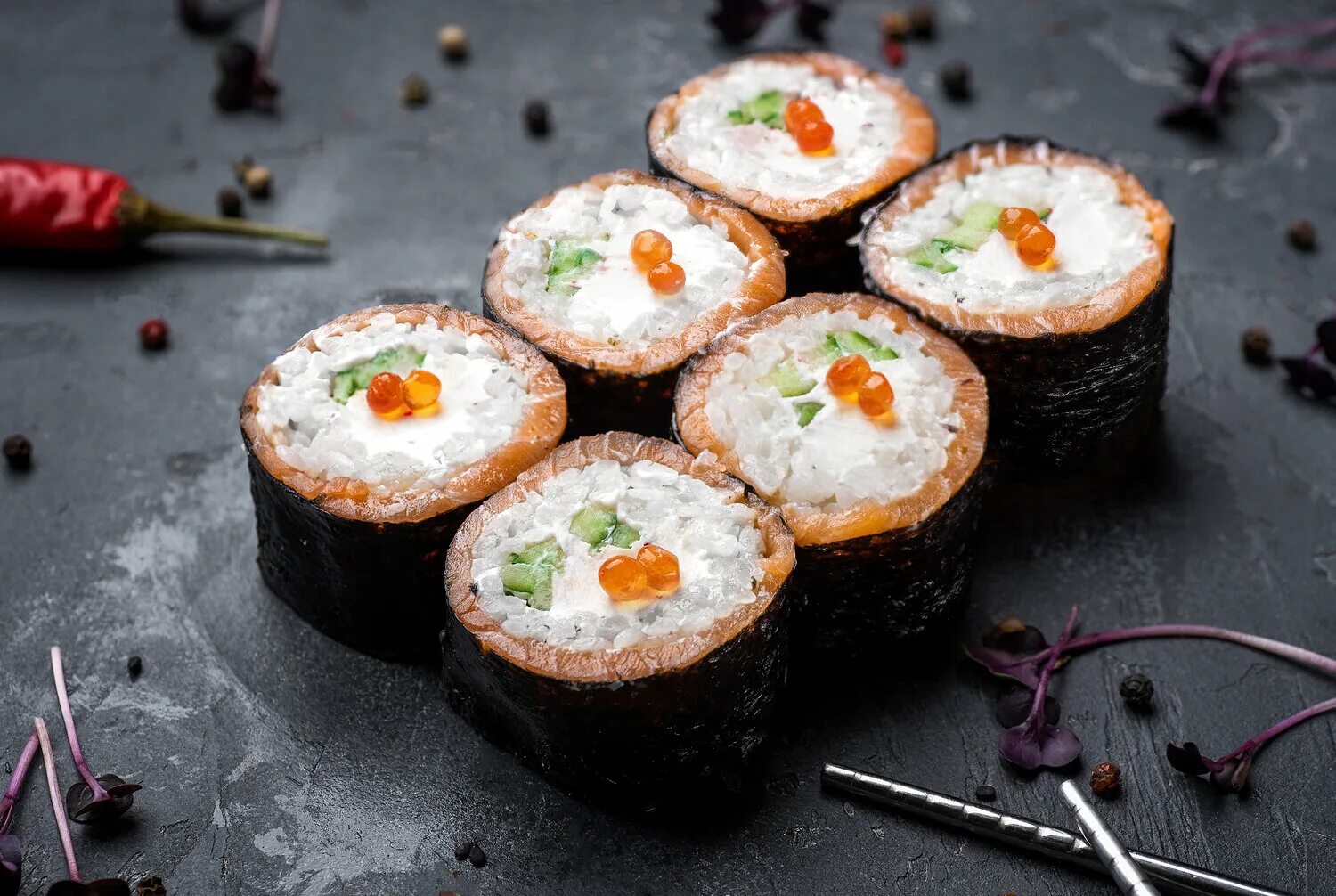 Fusion sushi. Ролл Фьюжн. Фьюжн роллы жареные. Океан роллы Симферополь. Ресторан Фьюжн роллы.