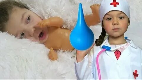 Покажите девочке делают клизму