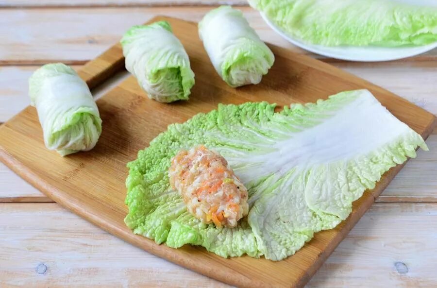 Приготовить фарш с пекинской капустой. Голубцы с пекинской капустой. голубцы из пекинской капусты с фаршем и рисом. голубцы из пекинской капусты. пекинская капуста для голубцов.