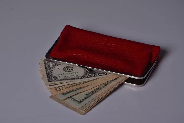 Женский кошелек с деньгами. Красный кошелек с деньгами. Набитый кошелек. Красный кошелек полный денег.
