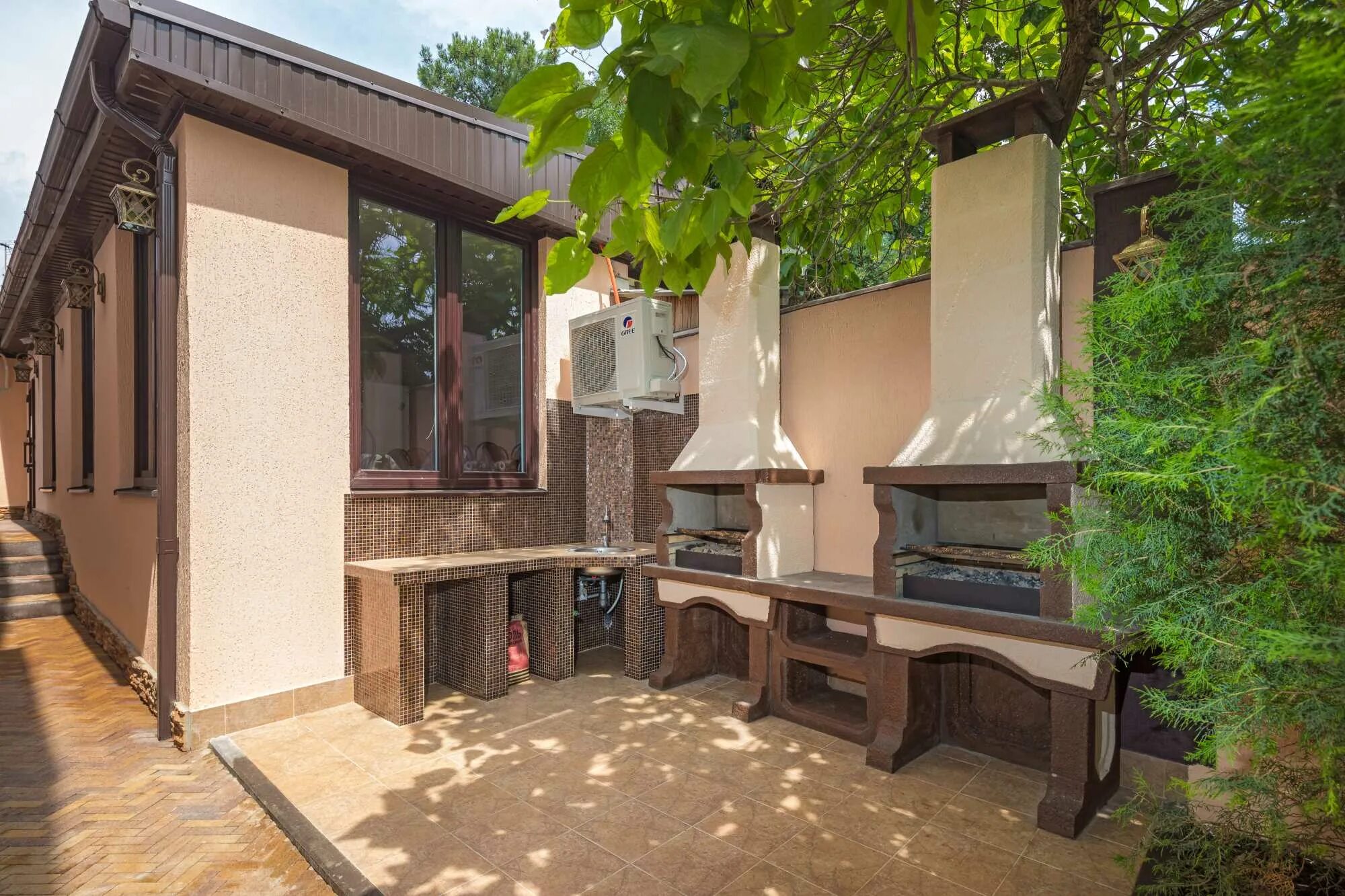 Летняя кухня для мини отеля. Отели с мангальной зоной. Серебряный бор мангальная зона. Турбаза шигоны сосновый бор. Летняя кухня с мангальной зоной.