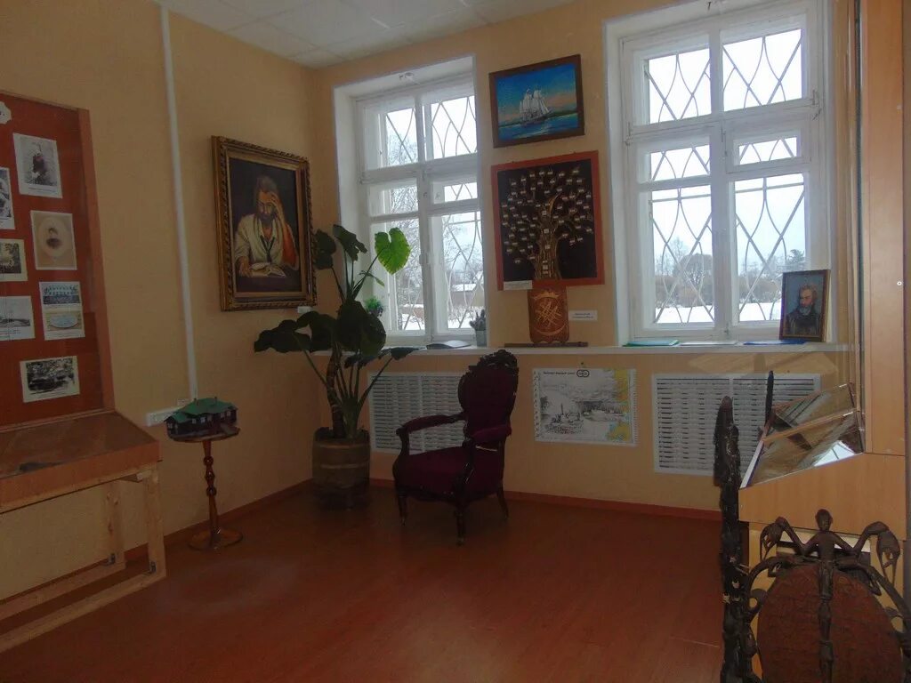 Миклухо маклай память окуловка. Миклухо маклая окуловка. Окуловка достопримечательности. Миклухо маклая окуловка. Памятник маклаю в окуловке.