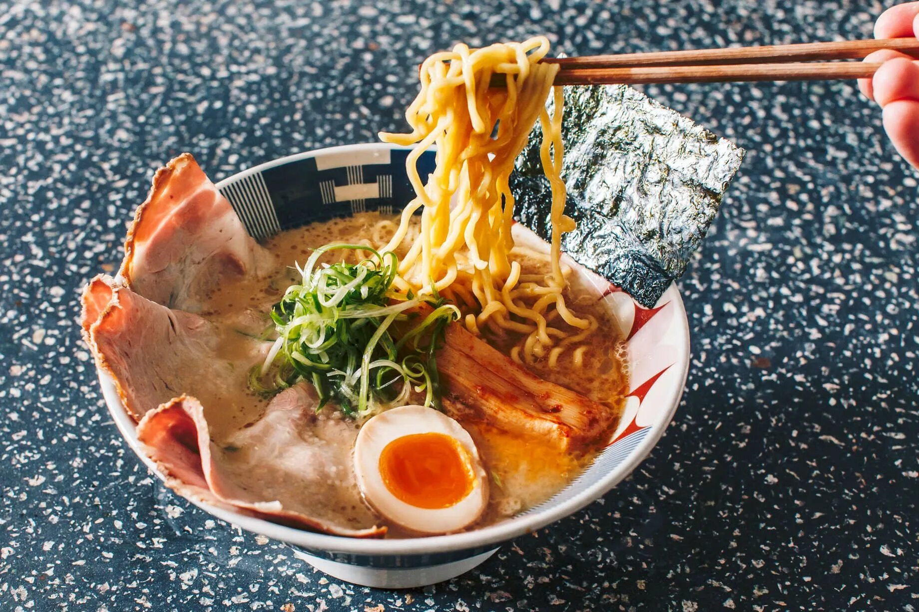 Борщ рамен. Ramen shop. Самый большой рамен. Рамен тюмень. Корейская кухня рамен.
