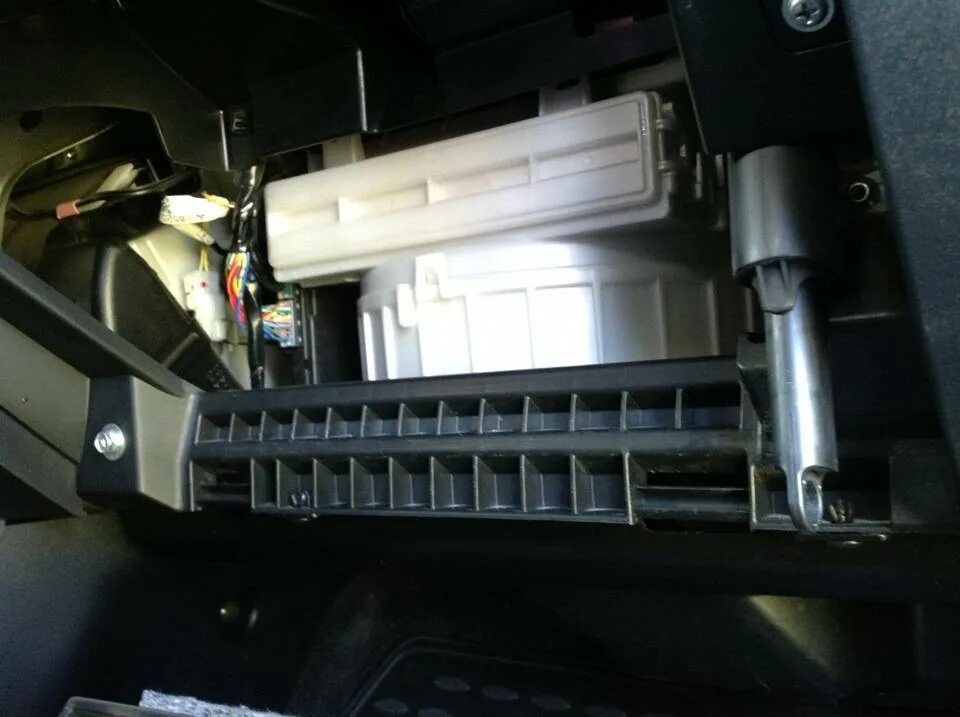 Замена фильтра митсубиси лансер 10. Салонный фильтр мицубиси лансер 10. 6 фильтр воздушный. Lancer 2008 салонный фильтр. Замена фильтра митсубиси лансер 10.