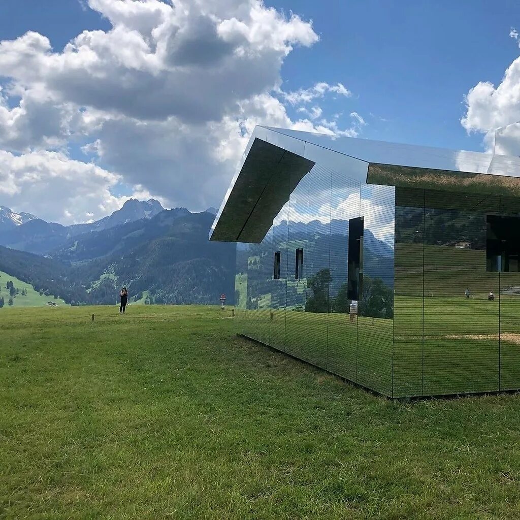 австралийские архитекторы. невидимый дом. дом невидимка в мехико. зеркальный фасад. зеркальный дом в пустыне.