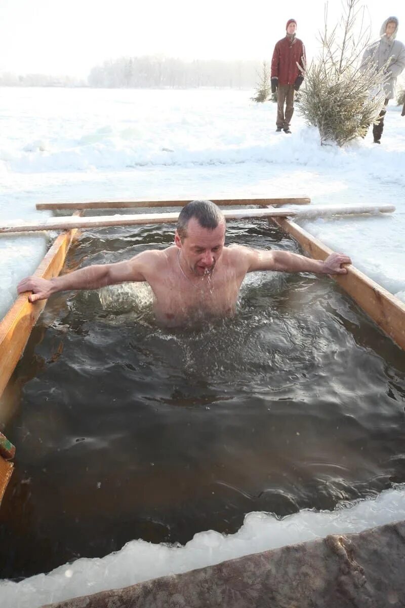 Перед крещенской водой. О крещенской воде. Крещение в воде. С Крещением фото картинки. Крещение воды фото.