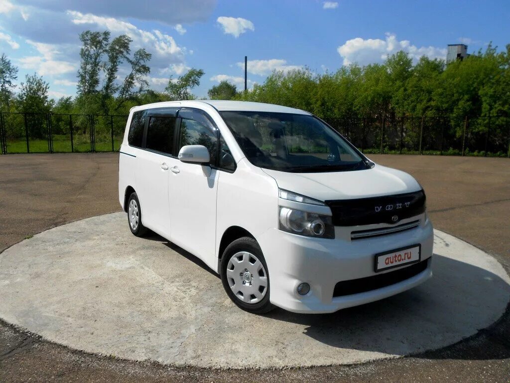 Toyota Voxy 2010. Toyota Voxy (Тойота Вокси). Минивэн Тойота Вокси. Тойота Вокси 2010 белая.