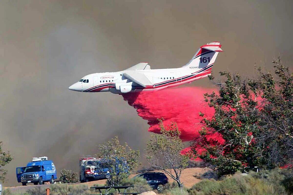 В каком году появились пожарные самолеты. Пожарный самолет. Российские пожарные самолеты. Американский пожарный самолет. Пожарные самолеты маленькие.