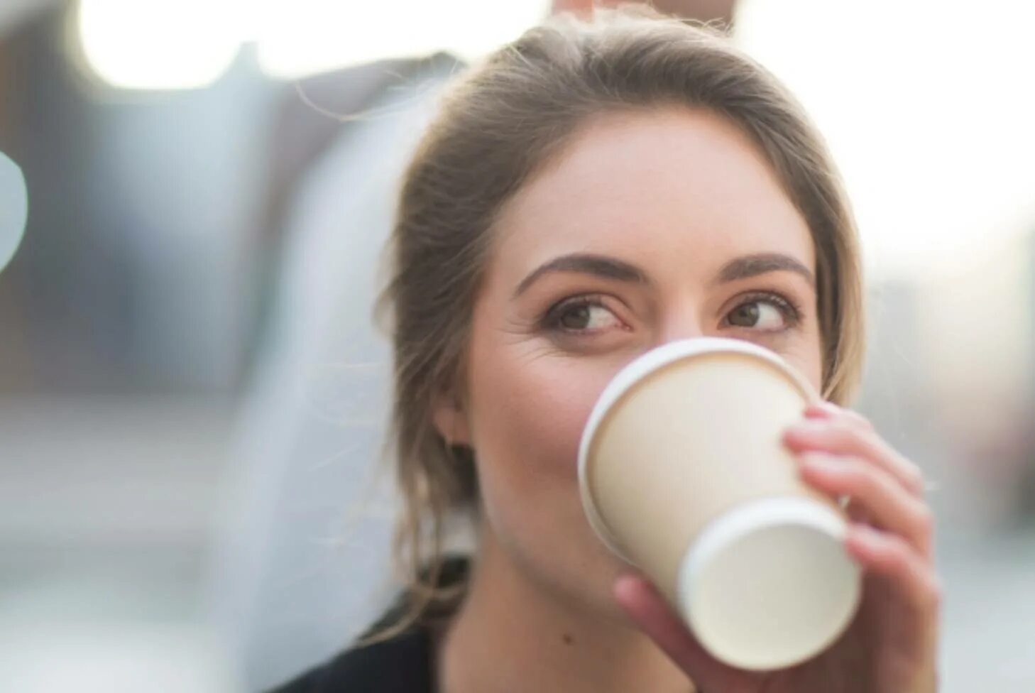 человек пьет кофе. стаканчик кофе. фото со стаканчиком. фото со стаканчиком. девушка со стаканом кофе.