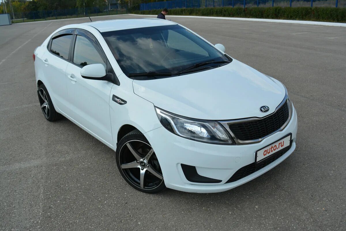 Kia Rio 2014 белый с тюнинг. Kia Rio 2015 белая тюнинг. Киа Рио белая 2014. Киа Рио 3 2014 белая. Тюнингованные рио