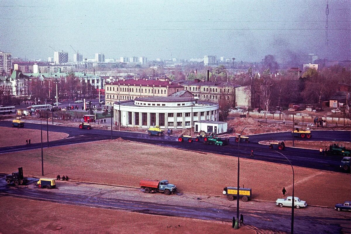 Советский район москвы ссср. Станция метро университет 1980. Станция метро Рижская Москва. Рижская площадь 80 годов Москва. Станция метро Рижская в СССР.