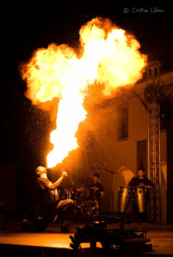 Полностью игра с огнем. Игра с огнем. Человек играет с огнем. Фото человека играющего с огнём. Игра с огнем сцены.