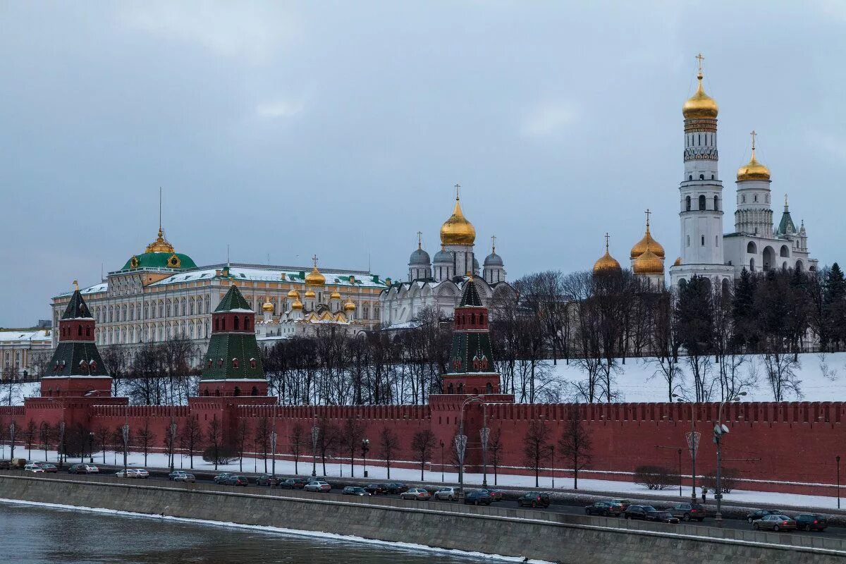 Кремль из какого камня. Вид Московского Кремля с Софийской набережной. Ивановская площадь Московского Кремля.