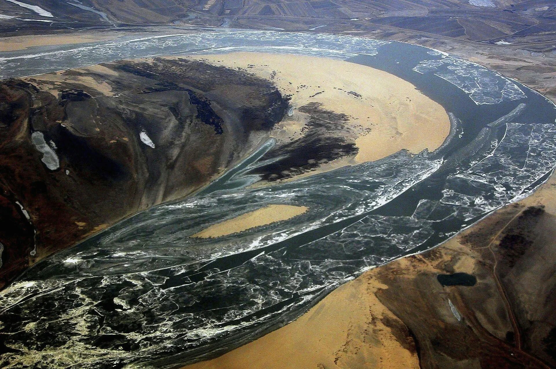 Загрязнение реки Сунгари. Сунгари река Амур. Река Сунгари Китай. Загрязненная река Амур. Вода в подземных реках и озерах