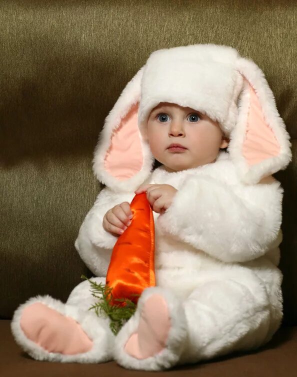 Костюм зайчика для малыша. Дети в костюмах. Ребёнок в костюме зайчика. Маленькая девочка в шубе.
