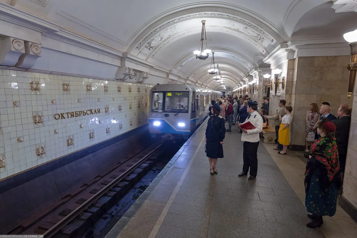 Поезда на кольцевой линии. Парад поездов метро. Поезда на кольцевой линии метро. Станция Октябрьская в Петербурге.