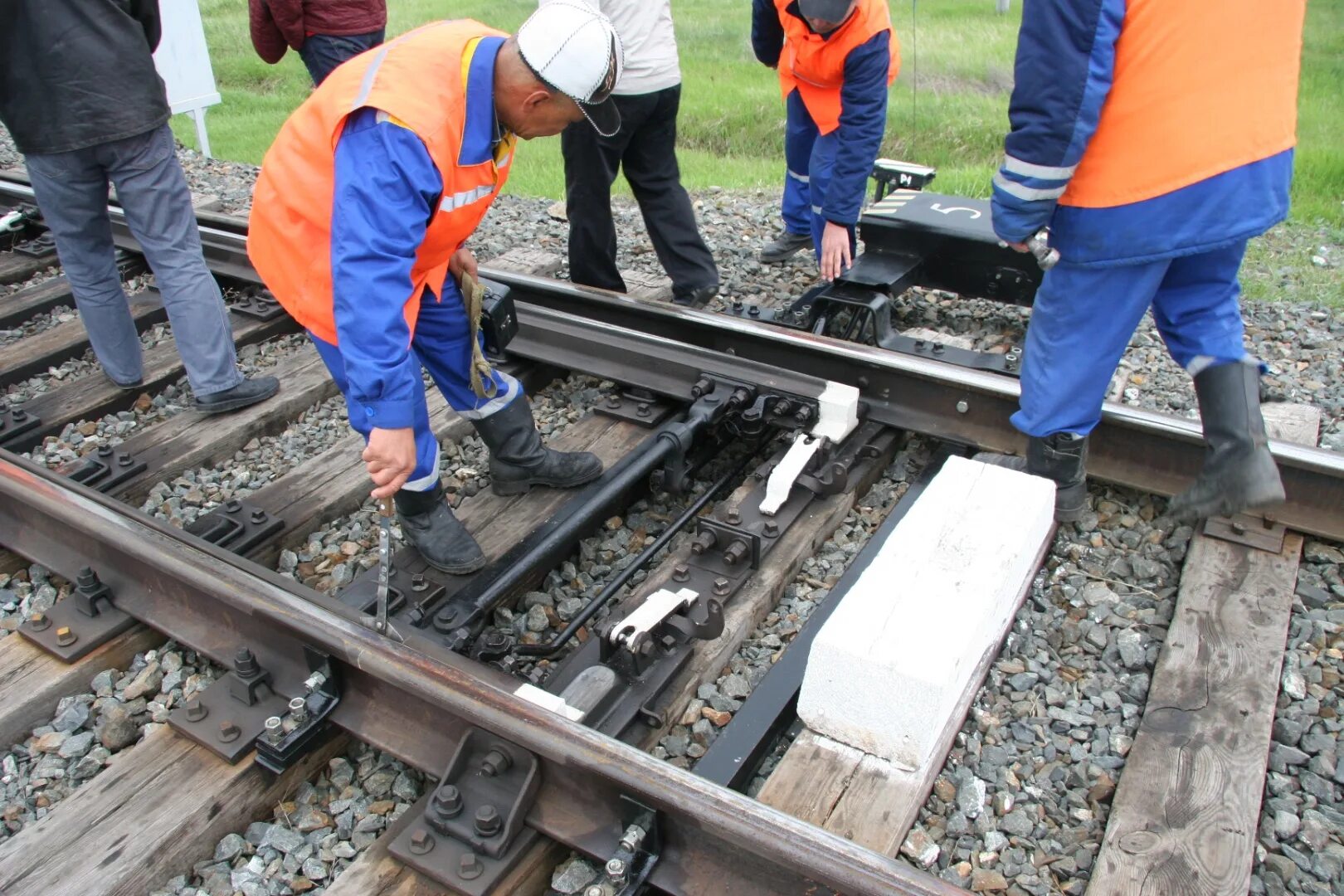 Стрелок железная дорога. Упор тормозной стационарный УТС-380. Пневмообдувка стрелочных. СЦБ на железной дороге что это. Реконструкция железнодорожного пути.