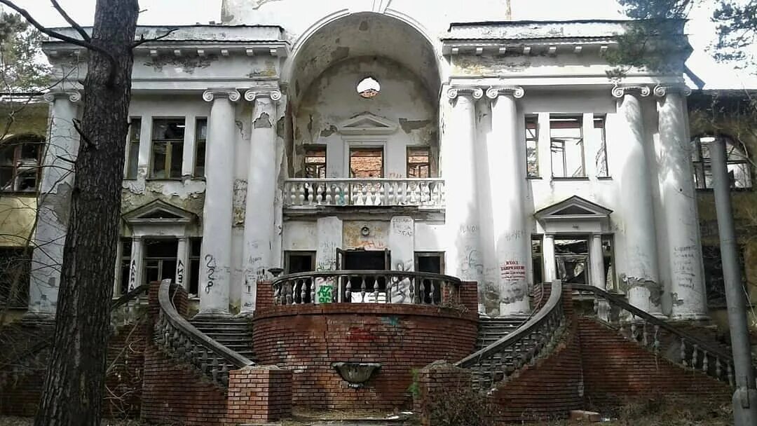 Санаторий речкуновка бердск. Санаторий призрак речкуновский. Заброшка санаторий речкуновка. Заброшенный санаторий речкуновка новосибирск. Санаторий речкуновский бердск заброшенный.