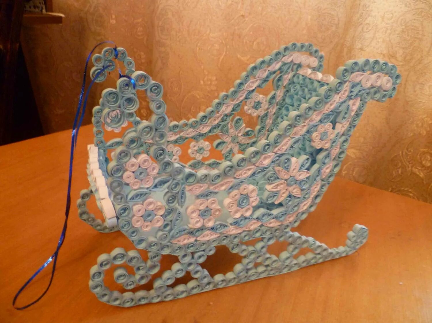 Сани деда мороза из картона. Сани "деда мороза". Поделка сани из картона. Поделки санки своими руками новогодние. Новогодние сани из картона.