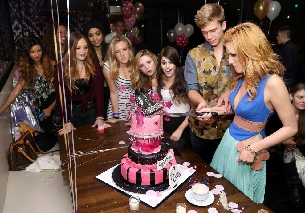 Украсить стену на 16 летие. Как отметить 16 летие девушке. Празднование дня рождения. Вечеринка 16 летия. Хлоя морец в 16.