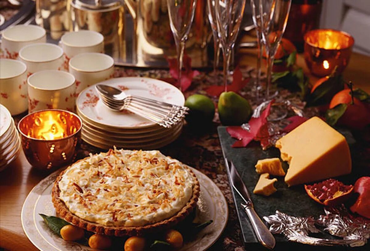 Греческий праздничный стол. Новогодний стол. Вкусный стол. Праздничный стол с тортом. Рождественский стол.