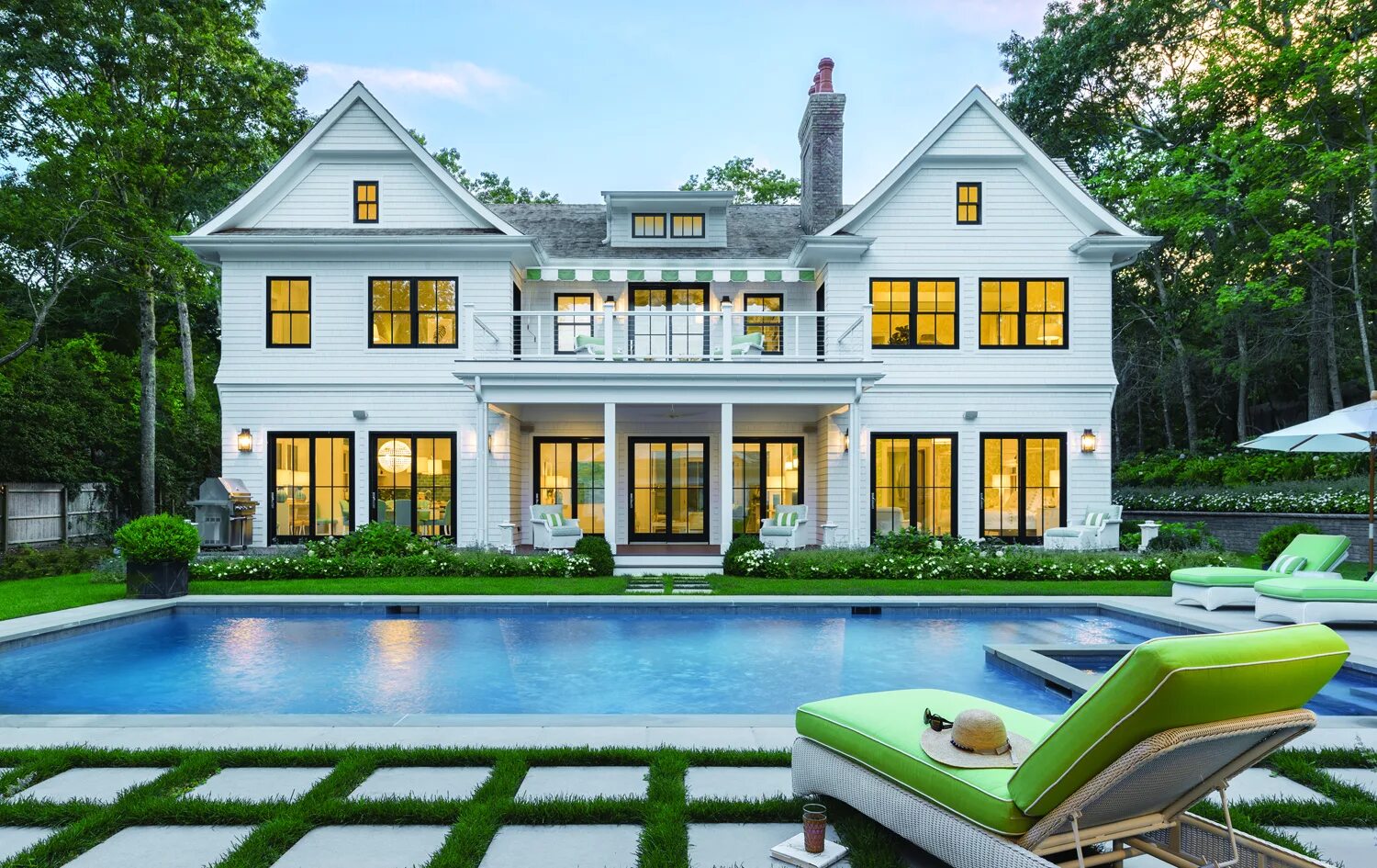 неоклассический особняк воздвиженка, 14. белый коттедж. красивые фасады домов. мэншен-хаус (mansion house) на рублевке. вилла в современном стиле.