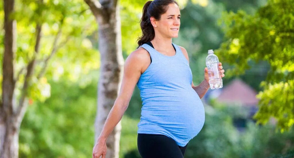 Беременно много воды. Беременные женщины. Прогулка беременной. Пешие прогулки для беременных.